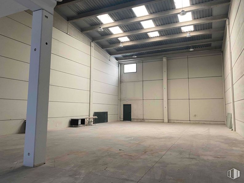 Industrial for rent at Calle San Erasmo, Villaverde, Madrid, 28021 with door, hall, wood, interior design, flooring, floor, ceiling, shade, composite material and concrete around