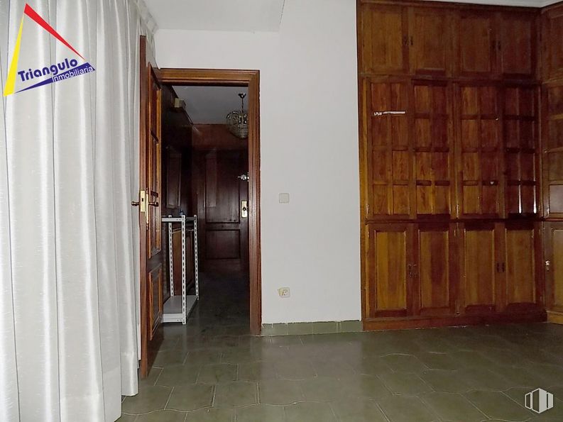 Retail for sale at Zona Santo Tomás, Segovia, 40002 with door, fixture, floor, flooring, wood, home door, ceiling, hardwood, varnish and room around