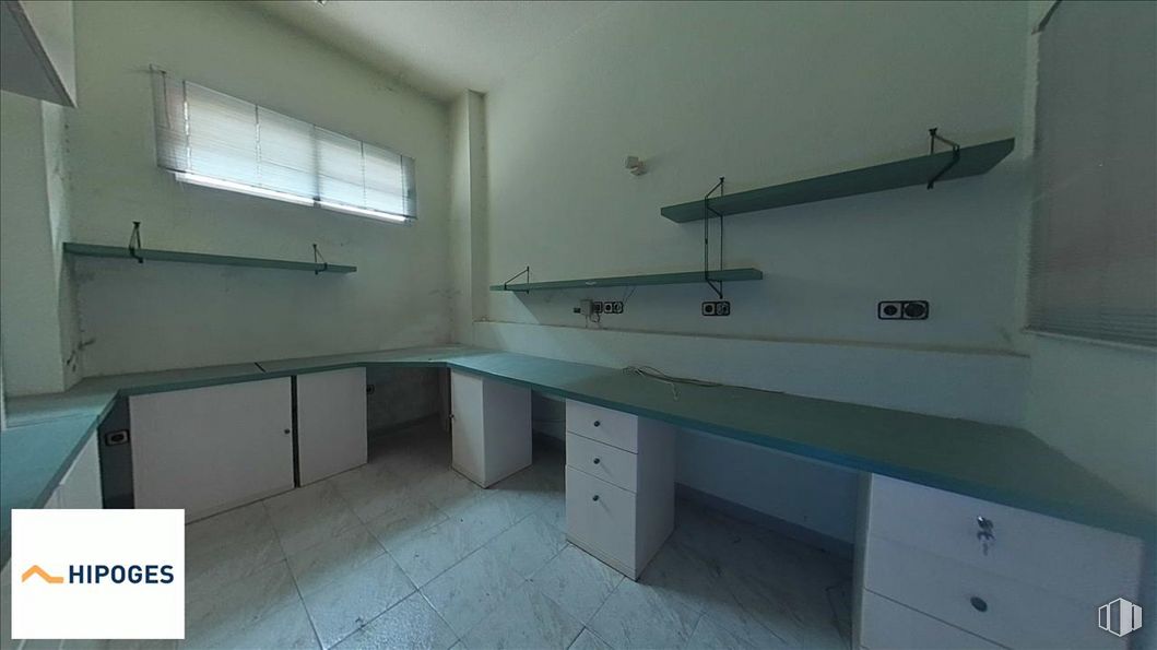 Local en venta en Travesía Colombia, Toledo, 45004 con ventana, encimera, ebanistería, propiedad, edificio, accesorio, grifo, suelos, madera y suelo alrededor