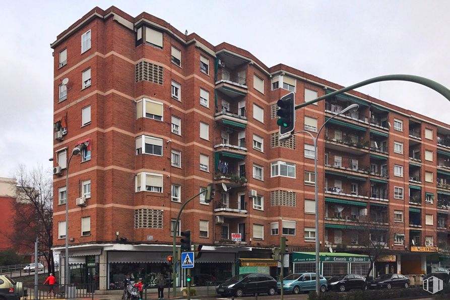 Retail for sale at Avenida Francisco Aguirre, 206, Talavera de la Reina, Toledo, 45600 with building, car, sky, window, daytime, property, tower block, urban design, condominium and wheel around