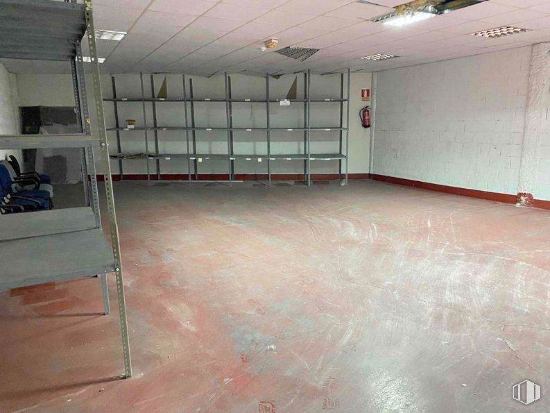 Industrial for rent at Zona Vallecas, Villa de Vallecas, Madrid, 28031 with flooring, floor, ceiling, shelving, tile flooring, hall, transparency, wood stain, plywood and tile around