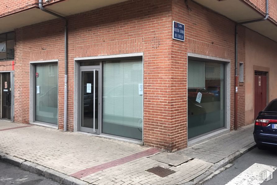 Retail for sale & for rent at Calle Virgen de la Soterraña, 1, Ávila, 05005 with car, door, automotive parking light, property, vehicle registration plate, road surface, automotive lighting, brickwork, brick and architecture around