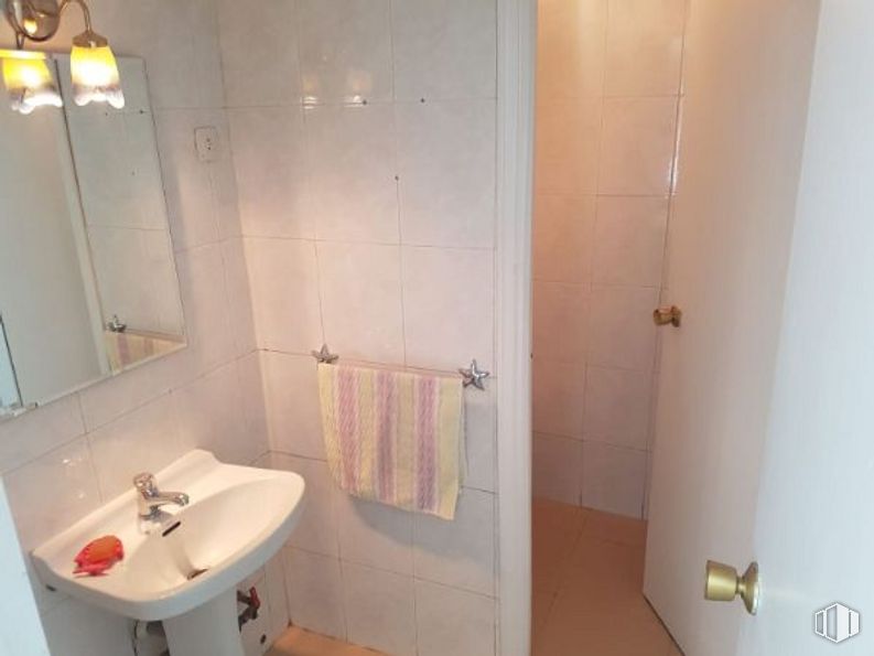 Local en venta en Calle Las Palmas, Móstoles, Madrid, 28938 con fregadero, lámpara, alumbrado, grifo, accesorios de fontanería, lavabo, cuarto de baño, espejo, accesorio y suelo alrededor