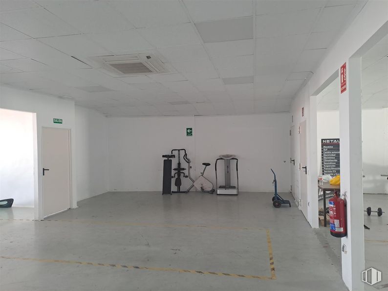 Nave en alquiler en Calle Batres, 5, Alcorcón, Madrid, 28925 con puerta, edificio, suelos, suelo, accesorio, hall, gas, techo, máquina y evento alrededor