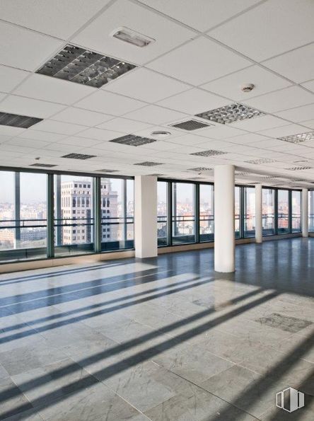 Oficina en alquiler en Torre Indocentro, Calle Retama, 7, Arganzuela, Madrid, 28045 con edificio, propiedad, accesorio, ventana, entrada, diseño de interiores, suelo, piso, madera y edificio comercial alrededor