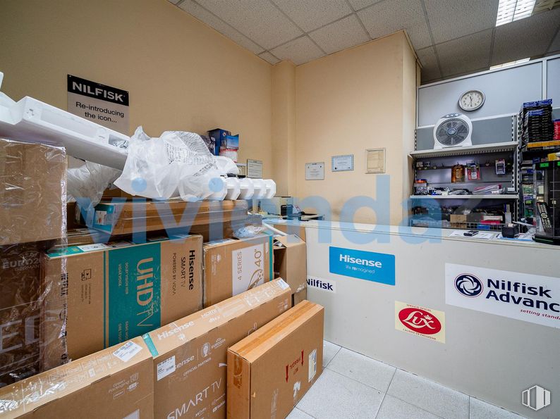 Local en venta en Paseo Virgen del Puerto, Arganzuela, Madrid, 28005 con caja de envío, caja, tecnología, techo, envases de cartón, equipos de oficina, envasado y etiquetado, estantería, estante y cartón alrededor