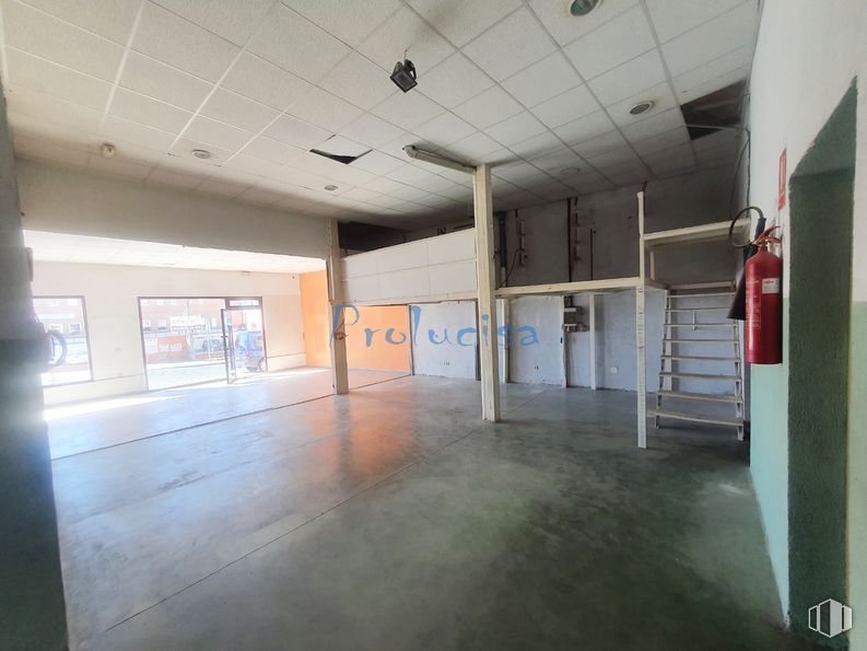 Local en alquiler en Zona Centro, Moraleja de Enmedio, Madrid, 28950 con suelos, hall, arte, techo, edificio, vidrio, evento, aparcamiento, hormigón y accesorio alrededor