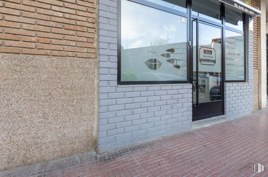 Retail for sale at Calle Almería, Alcalá de Henares, Madrid, 28804 with door, window, brickwork, brick, shade, wood, building, facade, fixture and building material around