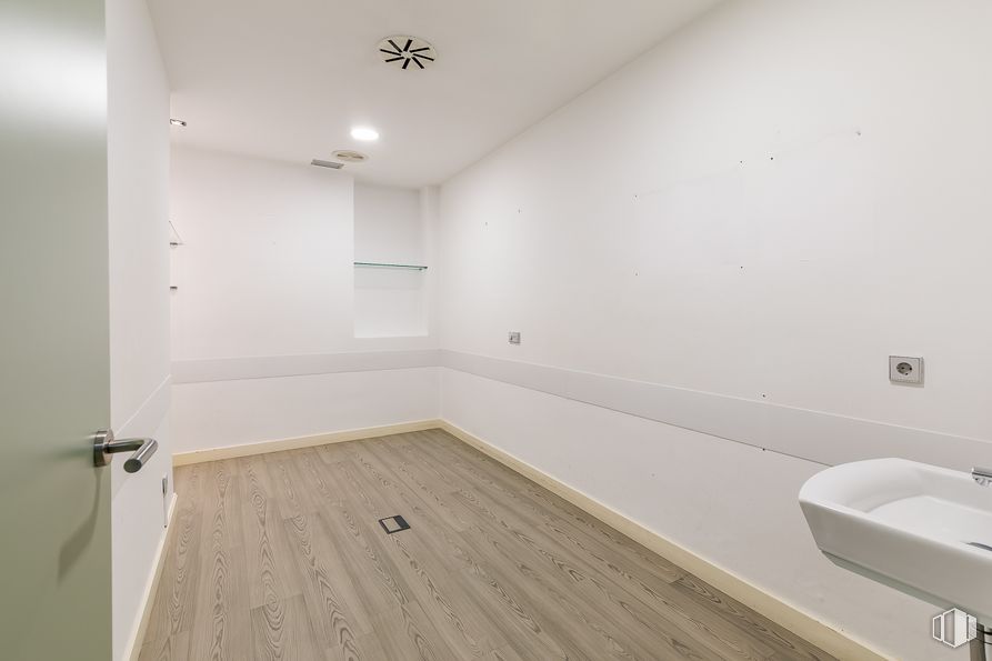 Local en venta en Calle Raimundo Lulio, Chamberí, Madrid, 28010 con fregadero, accesorio, madera, diseño de interiores, suelo, piso, pared, línea, tinte para madera y sombra alrededor