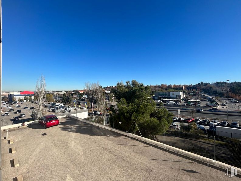 Oficina en alquiler en Calle San Rafael, Alcobendas, Madrid, 28108 con cielo, nube, superficie de la carretera, asfalto, diseño urbano, lote de terreno, vía pública, árbol, zona residencial y paisaje alrededor