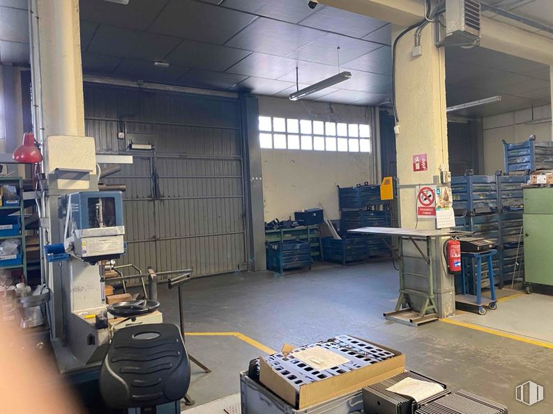 Industrial for sale at Zona industrial, Arganda del Rey, Madrid, 28500 with building, floor, flooring, engineering, automotive design, gas, machine, factory, box and wood around