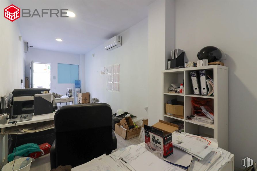 Local en alquiler en Plaza Don Antonio de Andrés, Vicálvaro, Madrid, 28032 con silla, mueble, propiedad, mesa, pantalla de ordenador, interiorismo, escritorio, estantería, escritorio del ordenador y edificio alrededor