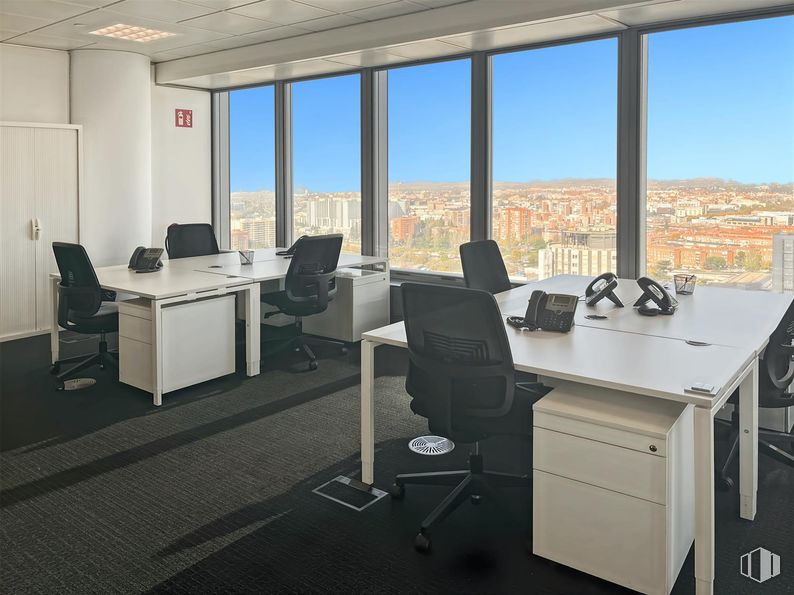 Oficina en alquiler en Torre Cristal, Regus Torre Cristal, Paseo Castellana, 259 C, Fuencarral - El Pardo, Madrid, 28046 con silla, escritorio, mueble, silla de oficina, interiorismo, mesa, suelos, equipos de oficina, suelo y edificio comercial alrededor