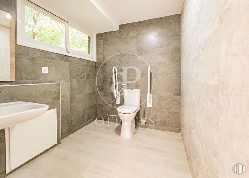 Office for rent at Torre del Retiro, Avenida Menéndez Pelayo, 67, Retiro, Madrid, 28009 with toilet, window, sink, plumbing fixture, property, building, bathroom, mirror, tap and interior design around