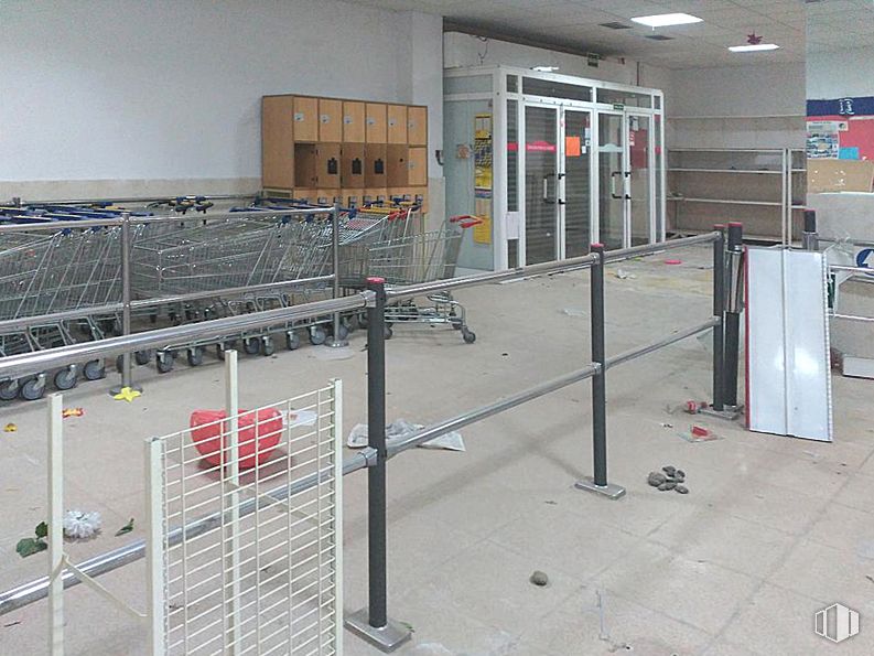 Retail for sale & for rent at Zona San Antonio, Ávila, 05005 with wall, fence, composite material, gas, engineering, urban design, mesh, metal, building material and machine around