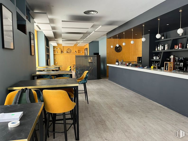 Local en alquiler en Zona Manuel de Falla, Alcobendas, Madrid, 28100 con silla, mesa, mueble, interiorismo, suelos, suelo, mesa, techo, alumbrado y restaurante alrededor