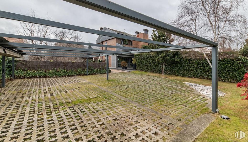 Office for sale at Zona El Plantío, Moncloa - Aravaca, Madrid, 28023 with shade, garden, yard, landscaping, pergola, driveway, outdoor structure, backyard, flagstone and courtyard around