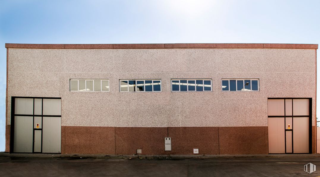 Industrial for sale at Calle Fernando III El Santo, 5, Talavera de la Reina, Toledo, 45600 with door, building, window, sky, fixture, rectangle, brick, building material, composite material and brickwork around