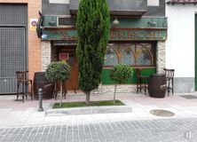 Retail for sale at Calle Calderas S/N, Torrejón de Ardoz, Madrid, 28850 with chair, houseplant, plant, property, furniture, road surface, urban design, window, architecture and residential area around