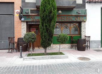 Retail for sale at Calle Calderas S/N, Torrejón de Ardoz, Madrid, 28850 with chair, houseplant, plant, property, furniture, road surface, urban design, window, architecture and residential area around