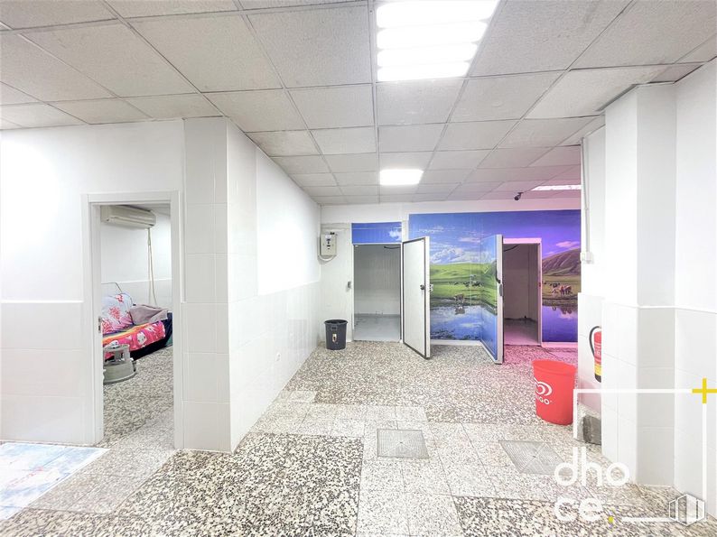 Retail for rent at Calle San Braulio, 3, Carabanchel, Madrid, 28019 with bed, houseplant, architecture, hall, flooring, interior design, floor, real estate, ceiling and tire around