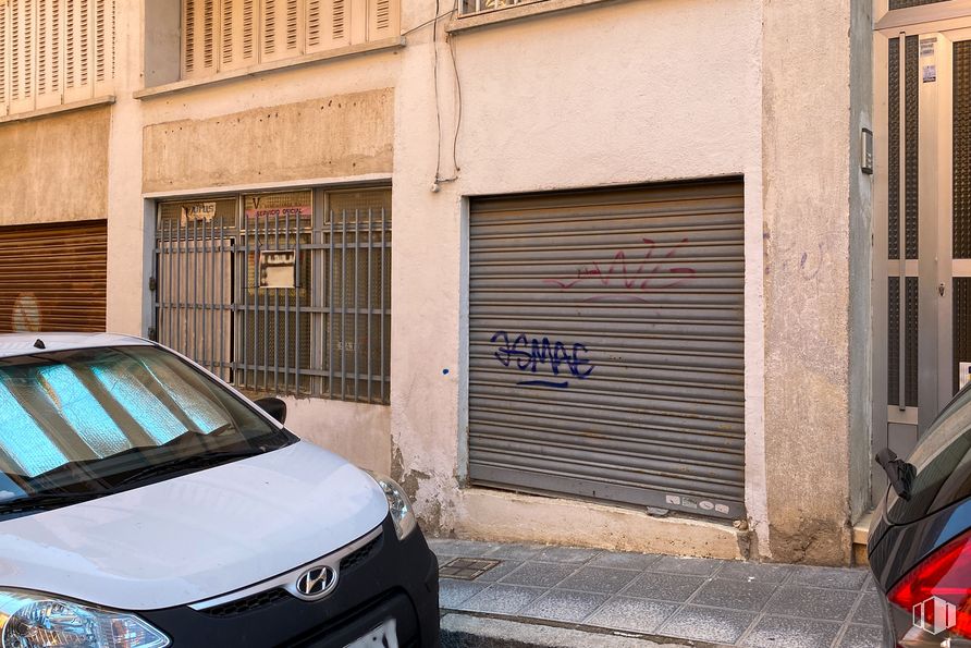 Local en venta en Calle Francisco de Quevedo, 5, Guadalajara, 19001 con coche, ventana, puerta, luz de estacionamiento automotriz, vehículo terrestre, vehículo, fotografía, iluminación automotriz, placa de matrícula del vehículo y campana alrededor