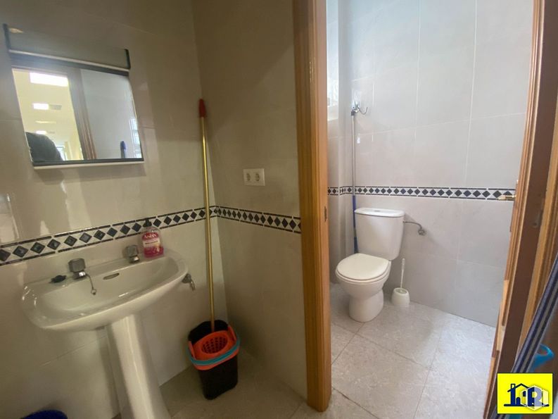 Retail for rent at Centro urbano, Cuenca, 16002 with sink, toilet, mirror, container, plumbing fixture, bathroom sink, tap, bathroom, building and purple around