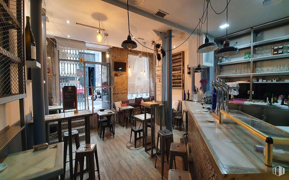 Retail for rent at Calle del Marqués de Cubas, 16, , Centro, Madrid, 28014 with stool, lighting, table, furniture, chair, building, interior design, drinking establishment, wood and flooring around