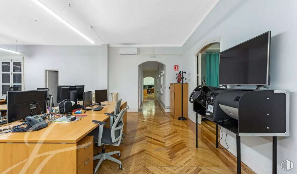 Oficina en venta en Calle Monte Esquinza, Chamberí, Madrid, 28010 con televisión, silla, pantalla de ordenador, escritorio, electrodoméstico, mueble, edificio, suelos, suelo y madera alrededor