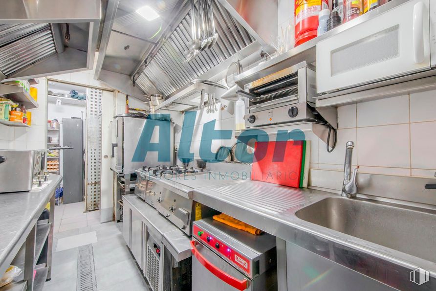 Retail for sale & for rent at Calle Barrilero, Retiro, Madrid, 28007 with kitchen appliance, kitchen, countertop, major appliance, sink, machine, cabinetry, home appliance, kitchen stove and stove around