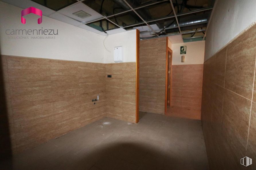 Retail for sale at Calle San Juan de Valdemorillo, Valdemorillo, Madrid, 28210 with wood, flooring, floor, brick, ceiling, composite material, space, concrete, room and fixture around