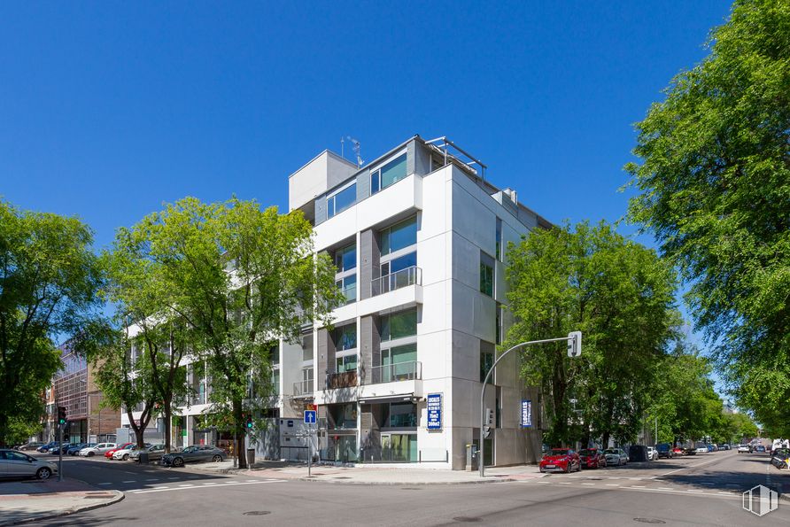 Oficina en alquiler en Calle Julián Camarillo, 47, San Blas - Canillejas, Madrid, 28037 con edificio, cielo, árbol, bloque de pisos, diseño urbano, condominio, vecindario, edificio comercial, luz de la calle y fachada alrededor