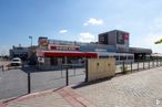 Retail for rent at Centro Comercial Montecarmelo, Calle Monasterio de Arlanza, 20, Fuencarral - El Pardo, Madrid, 28034 with building, sky, cloud, automotive parking light, tire, wheel, vehicle, automotive tire, car and asphalt around