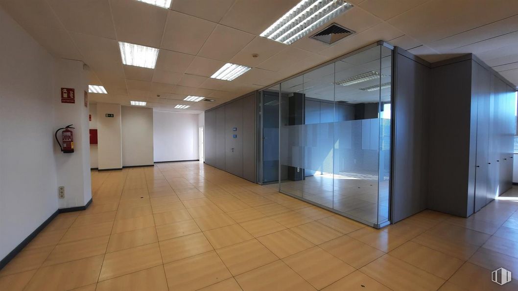 Office for rent at Calle Méndez Álvaro, 9 , Arganzuela, Madrid, 28045 with fixture, building, door, floor, flooring, ceiling, glass, vehicle door, hall and aluminium around