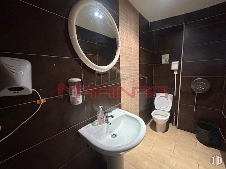 Retail for sale at Centro, Seseña, Toledo, 45223 with mirror, sink, toilet, flooring, floor, wall, plumbing fixture, bathroom, interior design and bathroom sink around