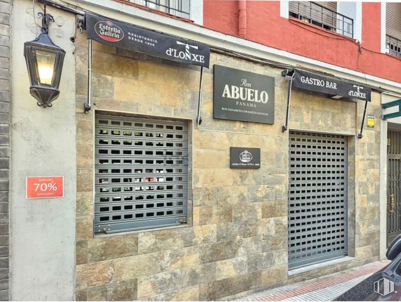 Retail for rent at Calle Alcalde Sainz de Baranda, Retiro, Madrid, 28009 with light fixture, window, lighting, property, building, architecture, brick, brickwork, neighbourhood and fixture around