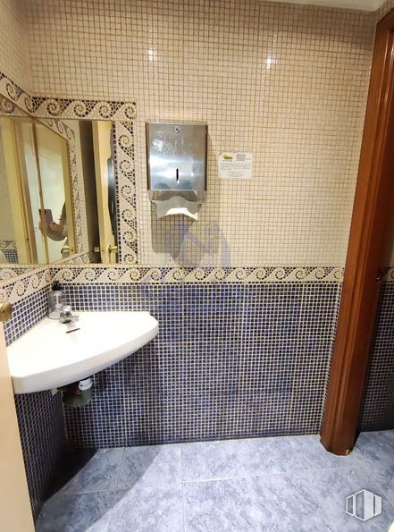 Retail for sale at Calle Ferial, Guadalajara, 19002 with sink, mirror, plumbing fixture, tap, bathroom, bathroom sink, interior design, architecture, floor and fixture around