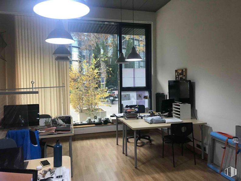 Oficina en venta en Polígono Industrial Sur, San Sebastián de los Reyes, Madrid, 28703 con silla, lámpara, alumbrado, escritorio, mesa, mueble, edificio, ventana, planta y escritorio del ordenador alrededor