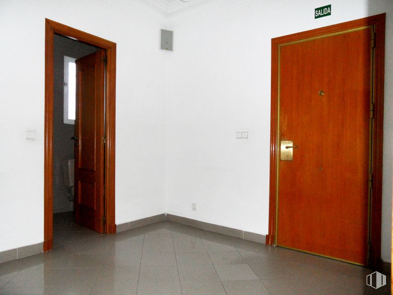 Oficina en alquiler en Centro urbano, Getafe, Madrid, 28901 con puerta, accesorio, cerrojo, madera, asa, piso, tinte para madera, puerta de casa, pavimentos y manija de la puerta alrededor