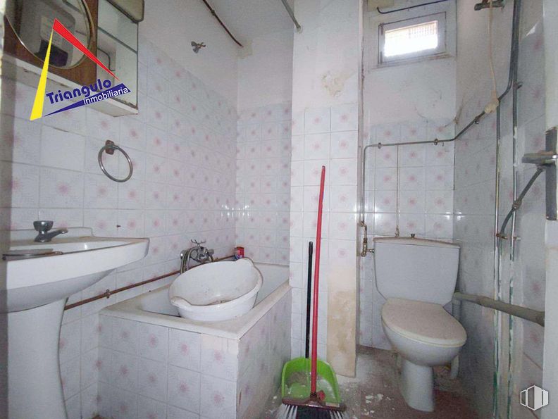 Retail for sale at Calle Guadalajara, Segovia, 40004 with toilet, sink, window, plumbing fixture, property, mirror, building, bathroom, purple and tap around