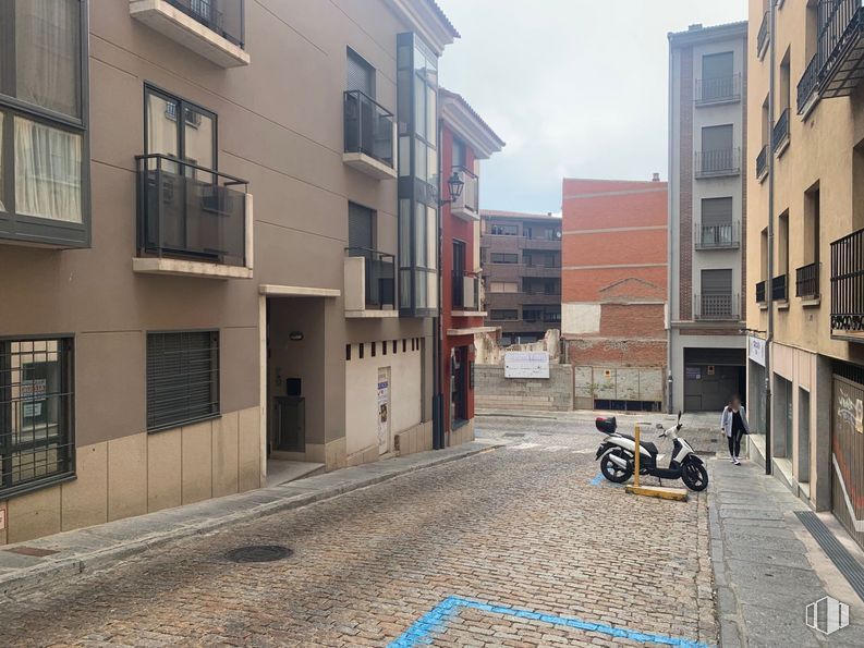 Retail for sale at Calle Jerónimo Gracián, Ávila, 05001 with building, window, daytime, tire, wheel, sky, road surface, urban design, asphalt and neighbourhood around