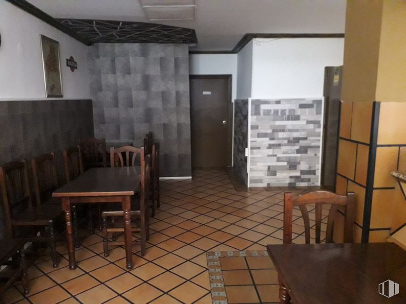 Retail for sale at Zona Puente de Hierro, Segovia, 40006 with table, table top, chair, furniture, property, wood, interior design, flooring, architecture and floor around