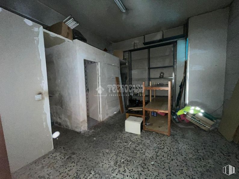 Retail for sale at Barrio San Nicasio - Santos, Leganés, Madrid, 28913 with property, building, fixture, floor, flooring, wood, wall, gas, house and ceiling around