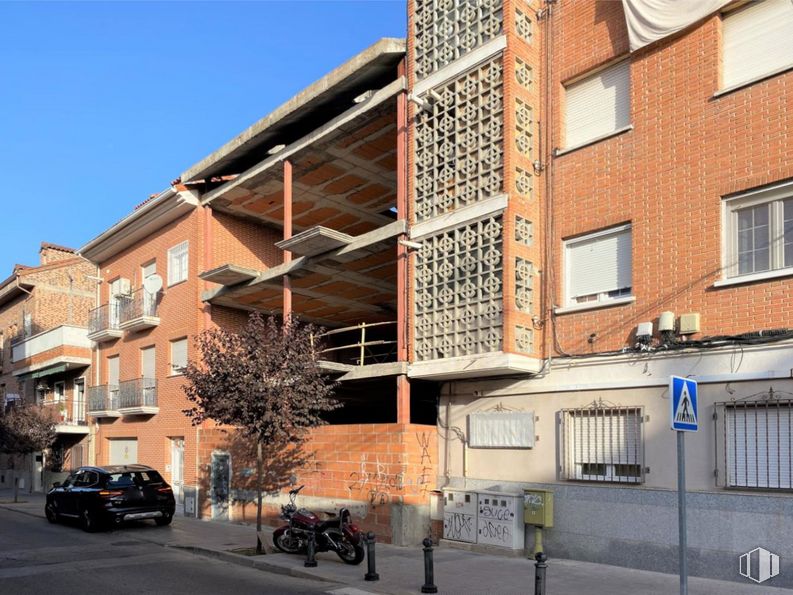 Land for sale at Calle Antonio Machado, San Fernando de Henares, Madrid, 28830 with car, window, motorcycle, building, daytime, property, wheel, tire, sky and urban design around