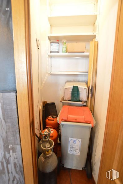 Local en venta en Calle Juan Duque, Arganzuela, Madrid, 28005 con equipaje y bolsos, contenedor de basura, productos envasados, accesorio, suelo, suelos, madera, asa, gas y casa alrededor