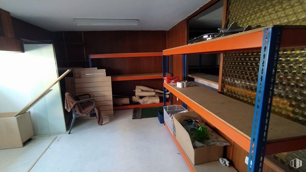 Retail for rent at Zona Centro, Ávila, 05001 with property, furniture, interior design, architecture, wood, floor, shelving, flooring, real estate and shelf around