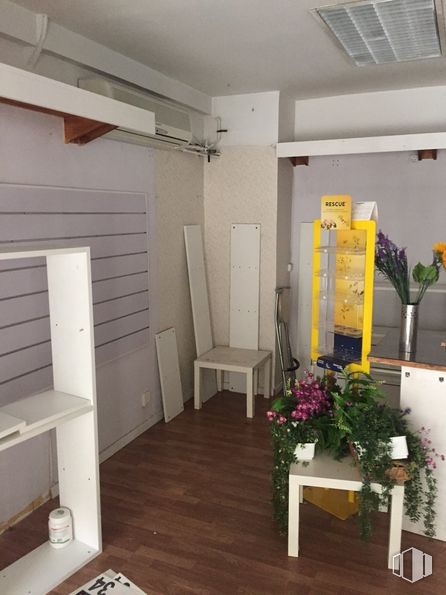 Retail for sale at Calle Comunidad de Madrid, Las Rozas de Madrid, Madrid, 28230 with table, chair, houseplant, flower, plant, flowerpot, interior design, wood, building and flooring around