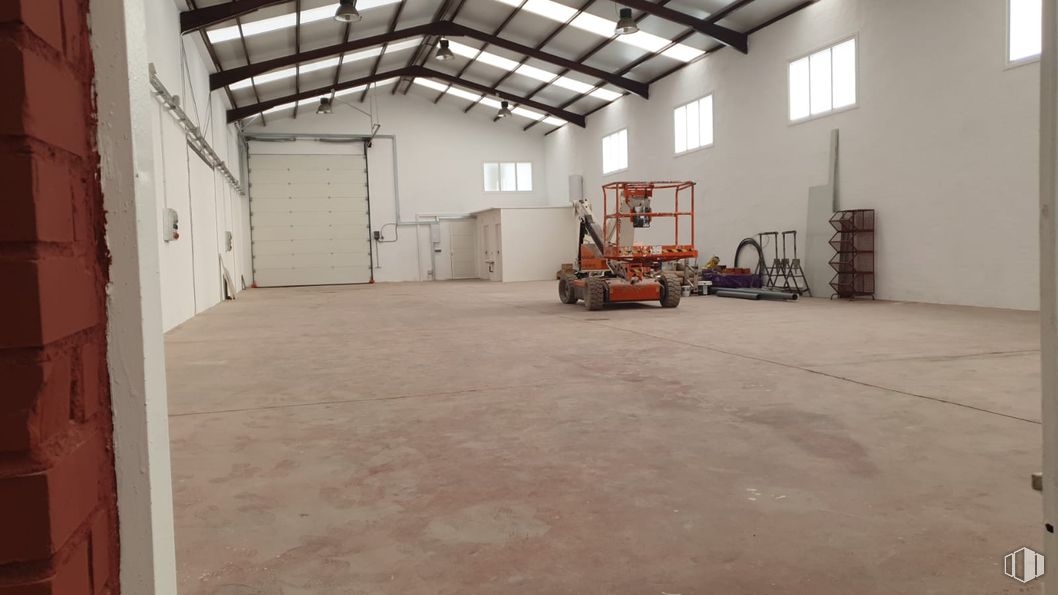 Industrial for sale at Calle Cedro, Arganda del Rey, Madrid, 28500 with window, wall, floor, flooring, ceiling, composite material, concrete, hall, building material and warehouse around