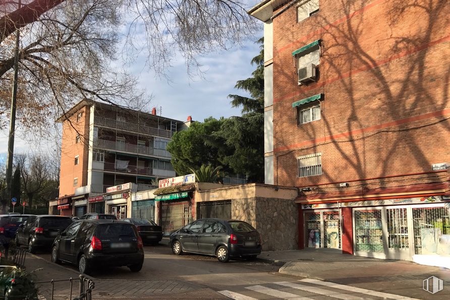 Retail for sale & for rent at Calle Ayamonte, 2, Carabanchel, Madrid, 28025 with car, building, window, land vehicle, property, sky, vehicle, tire, wheel and infrastructure around