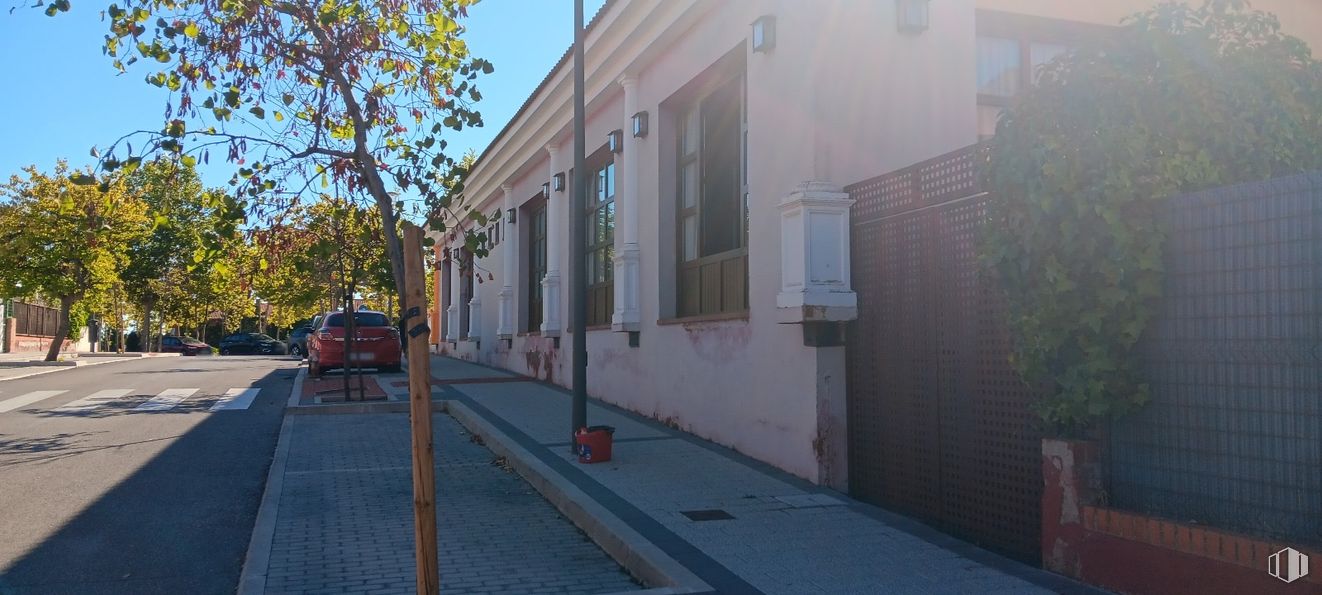 Retail for sale at Calle Amapola, Tres Cantos, Madrid, 28760 with car, window, building, plant, road surface, asphalt, sky, tree, vehicle and urban design around